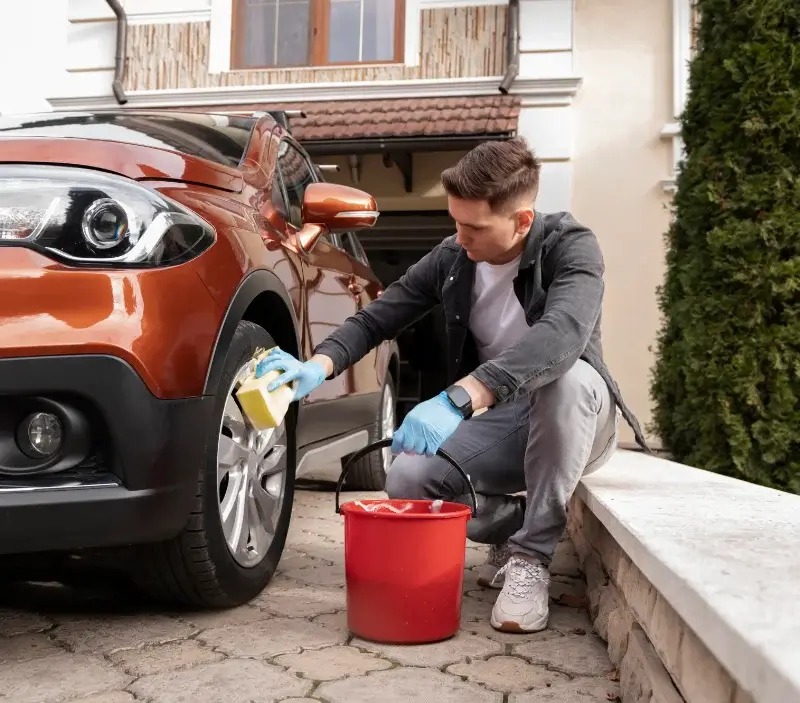 Lavage auto à domicile Ludon-Médoc : professionnel intervenant sur un véhicule